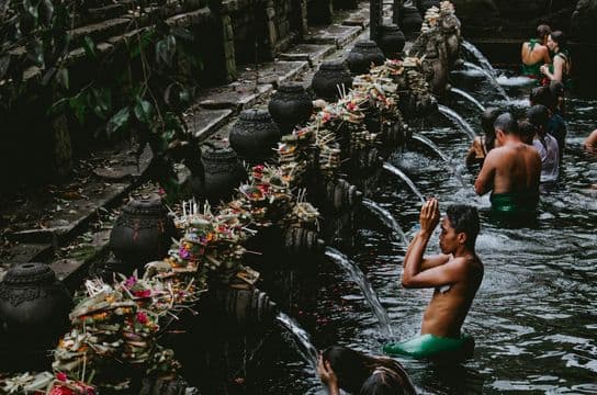 Indonesia_Bali_people_temple_water