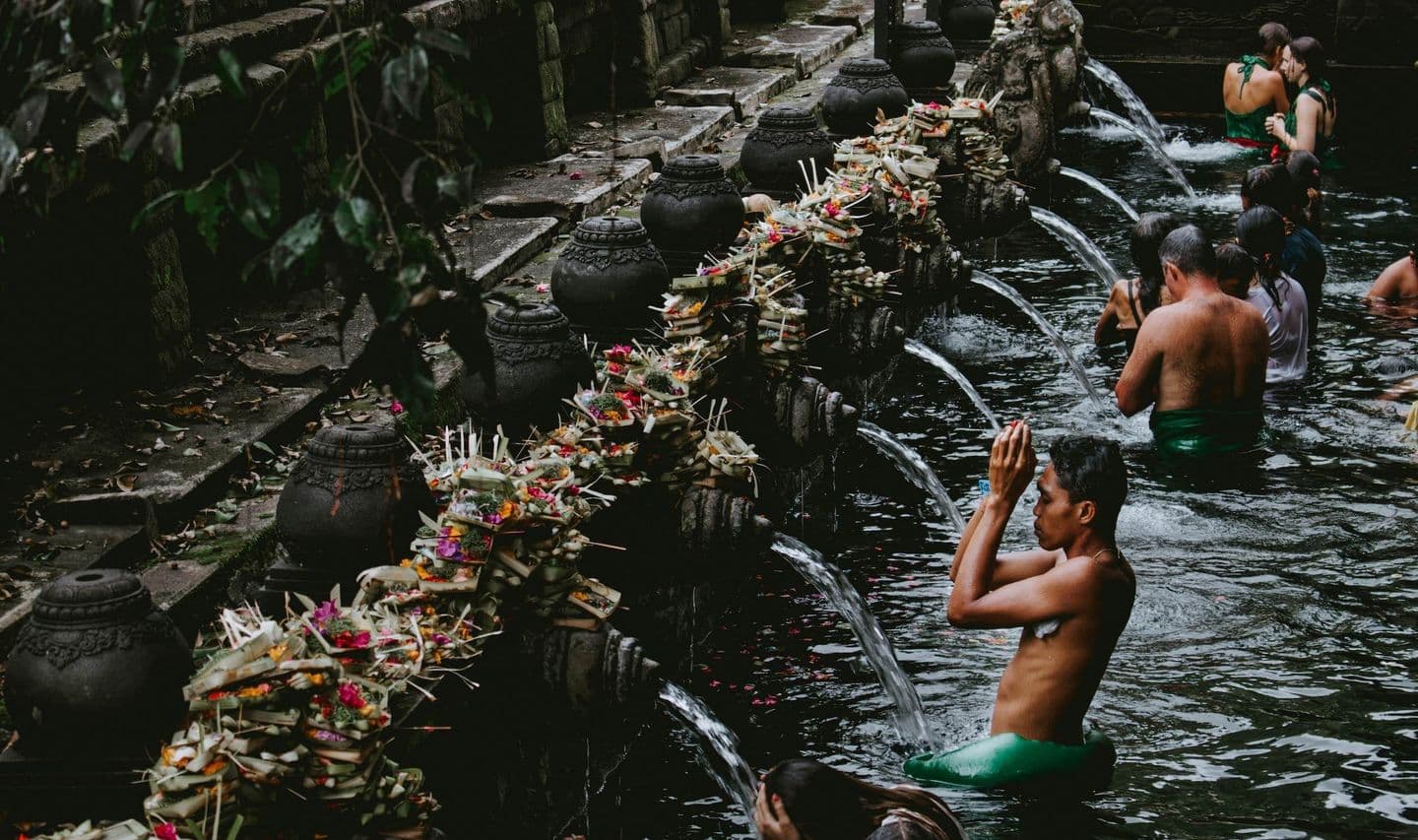 Indonesia_Bali_people_temple_water