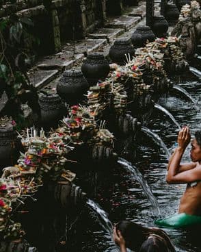 Indonesia_Bali_people_temple_water