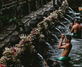 Indonesia_Bali_people_temple_water