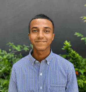 Portrait de Chathura Muhandiram, expert Shanti Travel au Sri Lanka, amoureux de la péninsule de Kalpitiya et de ses grands espaces marins.