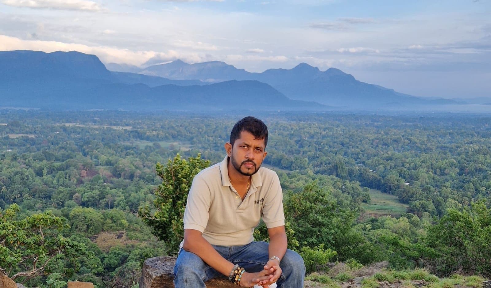 Portrait d’Emil Fernando, expert Shanti Travel pour les Maldives & Sri Lanka, passionné de méditation et de lieux hors-piste de la jungle sri-lankaise.