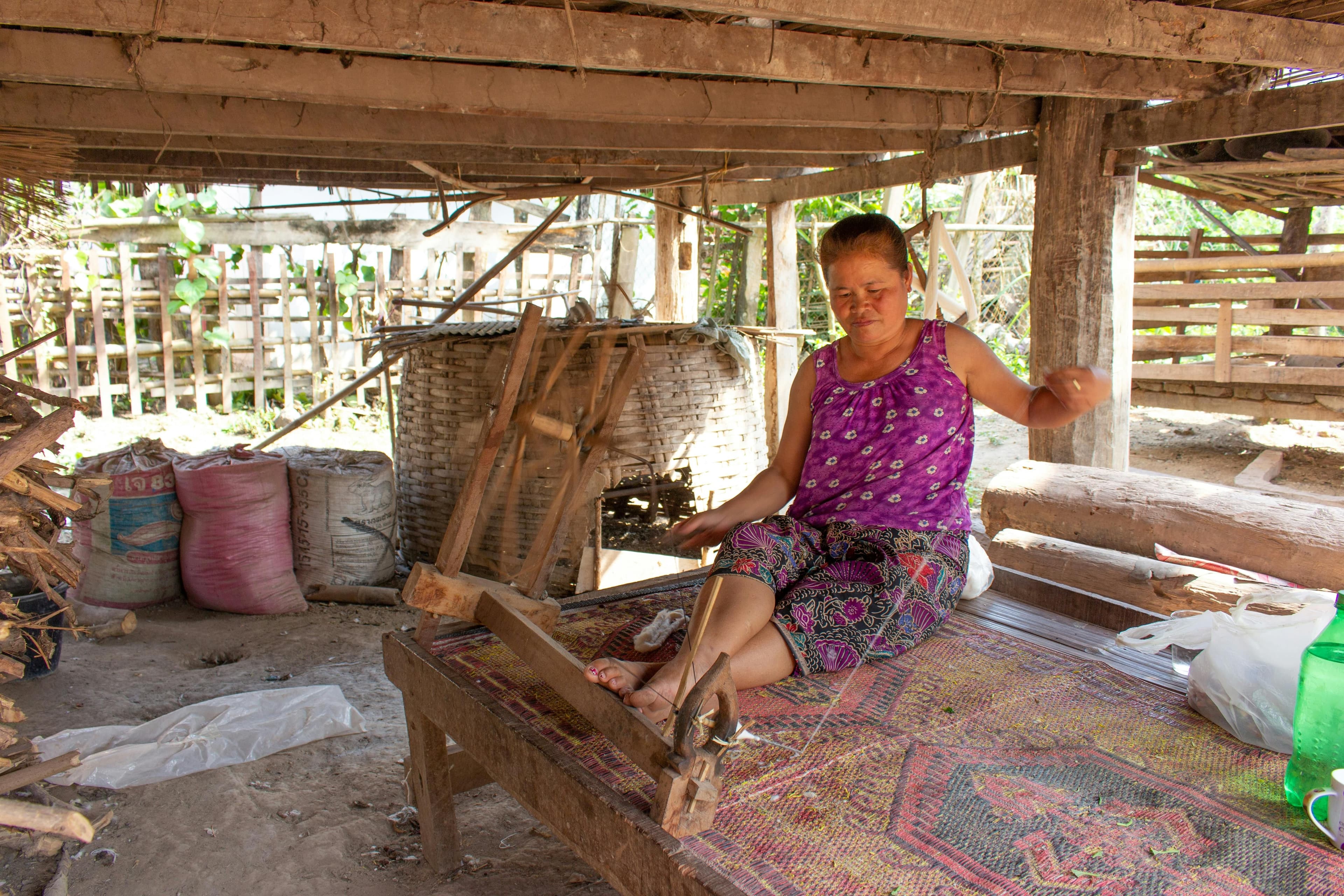 Voyage au Laos : une femme utilise le tissage traditionnel