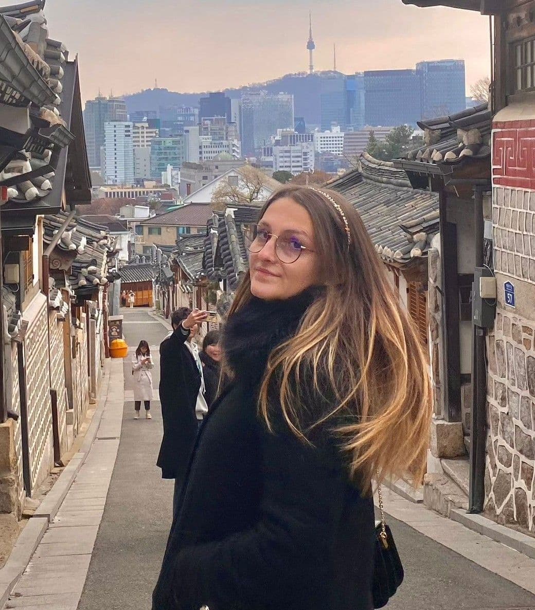 Portrait de Lisa Mariette, experte Shanti Travel en Corée du Sud, fascinée par le mont Hiei, la nature tranquille et les expériences immersives.