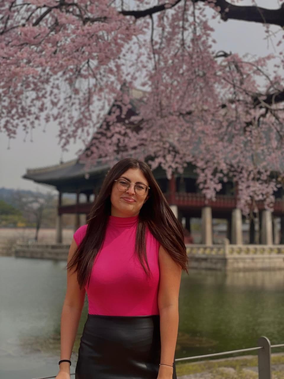 Portrait de Clémence, experte Shanti Travel au Cambodge, passionnée par les temples d’Angkor, les villages flottants et la beauté naturelle du Mékong.