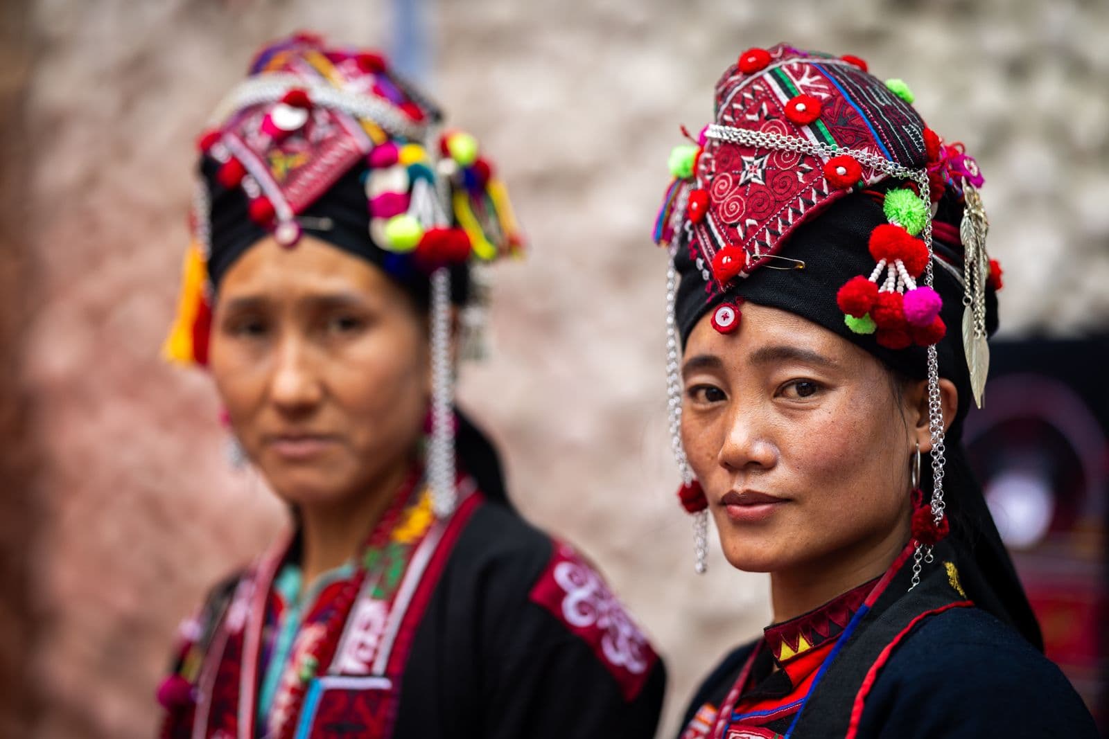 Voyage au Laos - femmes de l'ethnie Oma portant vêtements traditionnels indigo de Phongsaly