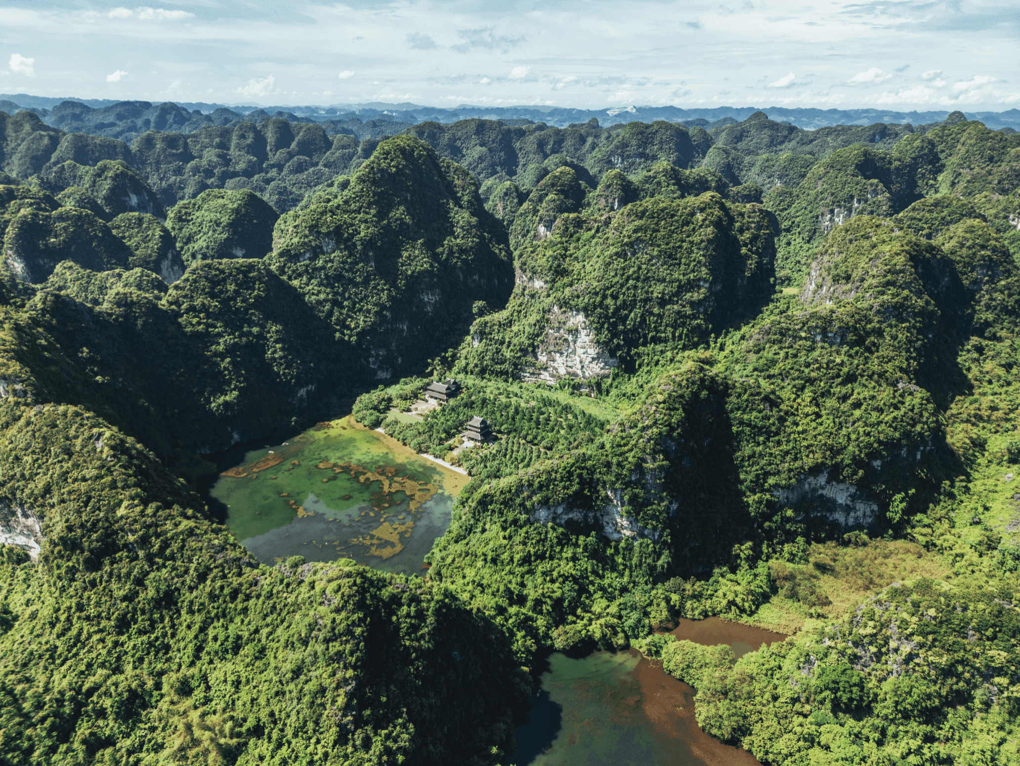 Voyage au Vietnam - Baie d'Halong terrestre à Ninh Binh avec pitons calcaires surgissant des rizières